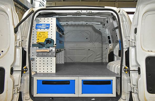 01_Fiorino Fiat equipado con cajoneras bajo el suelo y muebles Syncro Ultra